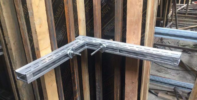 新型钢背楞支撑系统加固剪力墙模板的特点